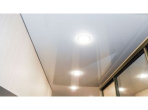 Бесшовный глянцевый натяжной потолок в коридор 9,7 м2