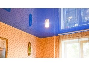 Бесшовный глянцевый натяжной потолок на кухню 9,6 м2