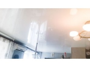 Бесшовный глянцевый натяжной потолок на кухню 25,1 м2