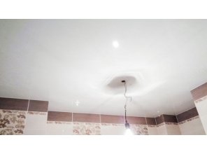 Бесшовный глянцевый натяжной потолок в ванную комнату 5,3 м2