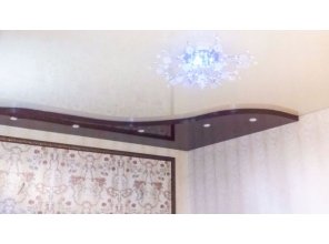 Двухуровневый глянцевый натяжной потолок для зала 27,4 м2