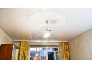 Бесшовный глянцевый натяжной потолок в гостиную 16,6 м2