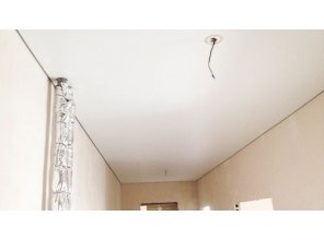 Бесшовный матовый натяжной потолок в прихожей 14,7 м2