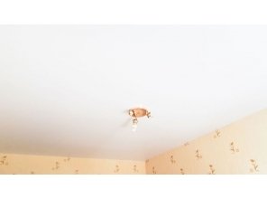 Бесшовный матовый натяжной потолок в спальню 10,8 м2