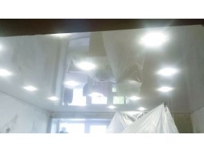 Бесшовный глянцевый натяжной потолок в гостиную 17,7 м2