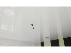 Бесшовный глянцевый натяжной потолок на кухню 12,9 м2