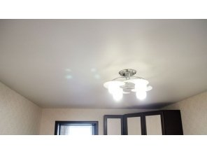 Бесшовный матовый натяжной потолок в спальню 10,7 м2