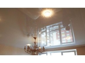 Бесшовный глянцевый натяжной потолок для зала 17,1 м2