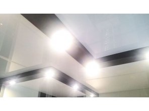 Бесшовный глянцевый натяжной потолок в ванную комнату 8,8 м2