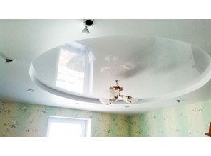 Двухуровневый глянцевый натяжной потолок для зала 21,1 м2