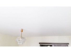 Бесшовный матовый натяжной потолок в спальню 15,9 м2