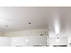 Бесшовный сатиновый натяжной потолок на кухню 11,9 м2