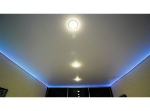 Бесшовный сатиновый натяжной потолок в спальне 11,5 м2