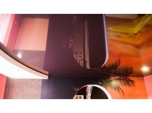 Двухуровневый глянцевый натяжной потолок в гостиную 8,9 м2