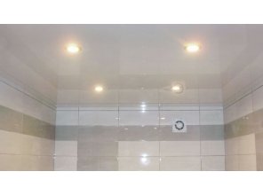 Бесшовный глянцевый натяжной потолок в ванную комнату 5,2 м2