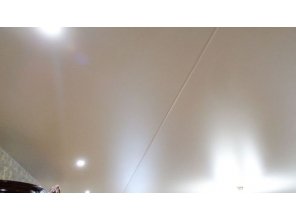 Матовый натяжной потолок в гостиную 42,9 м2