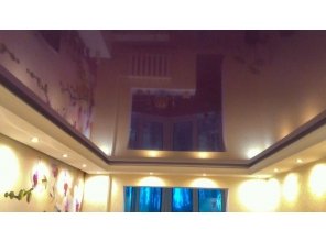 Бесшовный глянцевый натяжной потолок в гостиную 12,1 м2