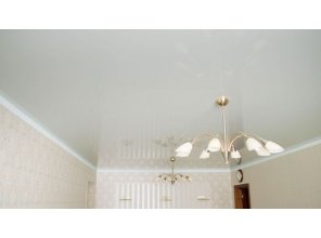 Бесшовный глянцевый натяжной потолок в гостиную 29,1 м2