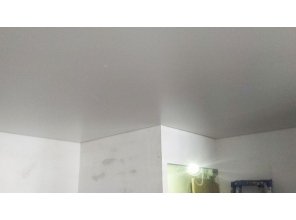 Бесшовный сатиновый натяжной потолок в гостиную 19,6 м2