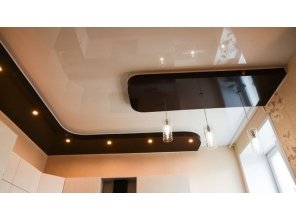 Двухуровневый глянцевый натяжной потолок на кухню 18,8 м2