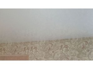 Бесшовный глянцевый натяжной потолок в гостиную 16,7 м2