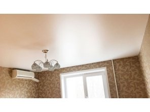 Бесшовный сатиновый натяжной потолок в спальне 12,9 м2