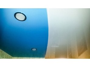 Двухуровневый глянцевый натяжной потолок в гостиную 28 м2