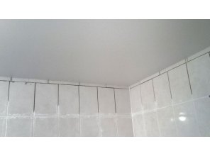 Бесшовный матовый натяжной потолок в ванную 5,5 м2
