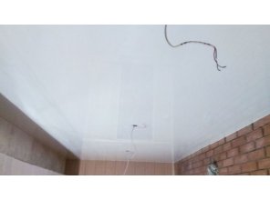 Бесшовный глянцевый натяжной потолок в коридор 20,7 м2