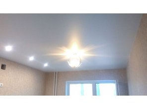 Бесшовный сатиновый натяжной потолок на кухню 15,1 м2