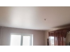 Матовый натяжной потолок в спальню 13,9 м2