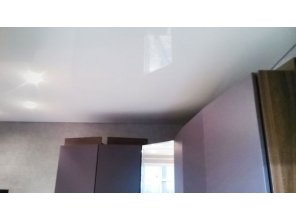 Бесшовный глянцевый натяжной потолок в спальню 14,8 м2