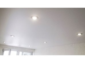 Бесшовный матовый натяжной потолок на кухню 10,8 м2