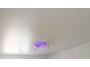 Бесшовный сатиновый натяжной потолок в гостиную 18,2 м2