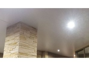 Сатиновый натяжной потолок в прихожей 32,2 м2