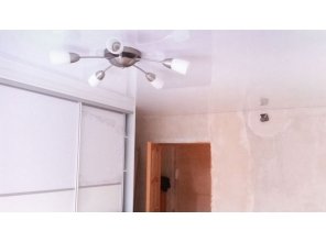 Бесшовный глянцевый натяжной потолок в гостиную 11,9 м2