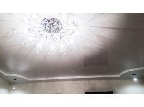 Двухуровневый глянцевый натяжной потолок для зала 25,1 м2