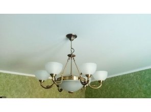 Бесшовный матовый натяжной потолок в гостиную 18,1 м2