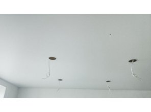 Бесшовный сатиновый натяжной потолок в гостиную 14,2 м2