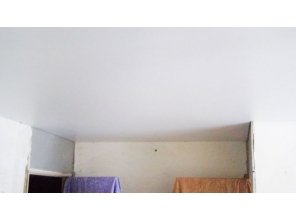 Бесшовный матовый натяжной потолок в гостиную 15,6 м2