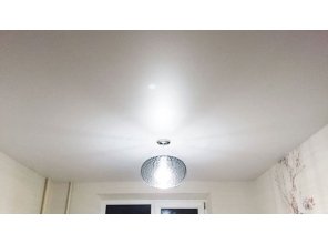 Бесшовный матовый натяжной потолок на кухню 10,7 м2