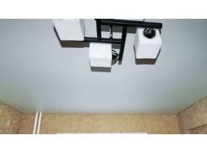 Бесшовный сатиновый натяжной потолок в спальне 7,4 м2