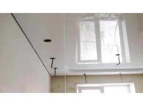 Двухуровневый глянцевый натяжной потолок на кухню 8,1 м2