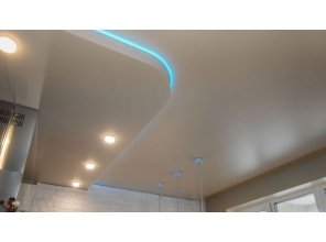 Двухуровневый сатиновый натяжной потолок 28,7 м2 на кухне с подсветкой