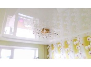 Двухуровневый натяжной потолок в гостиную 17,7 м2