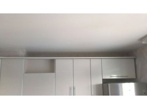 Бесшовный сатиновый натяжной потолок в квартиру 12,6 м2