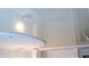 Бесшовный глянцевый натяжной потолок в спальню 8,1 м2