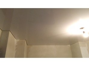 Бесшовный глянцевый натяжной потолок в коридор 9 м2