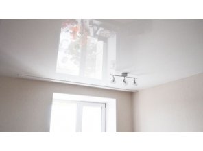 Бесшовный глянцевый натяжной потолок в детскую 11 м2