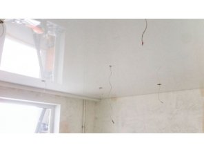 Бесшовный глянцевый натяжной потолок в гостиную 19,4 м2